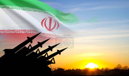 Raketensilhouette mit iranischer Flagge gegen den Sonnenuntergang. Bombe, chemische Waffen, Raketenabwehr, Salvenfeuer