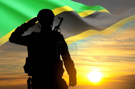 Silueta de un soldado con bandera de Tanzania contra el atardecer. Concepto de Vacaciones Nacionales