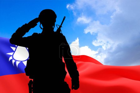 Silueta de un soldado contra el cielo con bandera de Taiwán