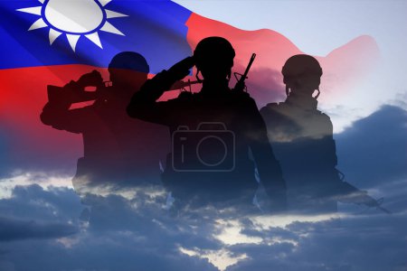 Silhouetten eines Soldaten gegen den dramatischen Himmel mit Taiwan-Flagge
