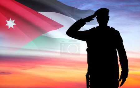 Téléchargez les photos : Silhouette d'un soldat saluant avec drapeau jordanien contre le coucher du soleil - en image libre de droit