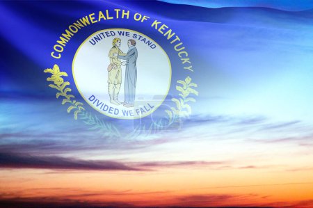 Drapeau du Kentucky - État américain - contre le coucher du soleil