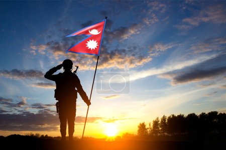 Silhouette eines Soldaten mit nepalesischer Flagge gegen den Sonnenuntergang. Feiertagskonzept