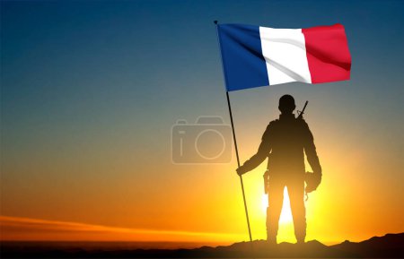 Ilustración de Silueta de soldado francés contra la puesta de sol con bandera francesa. Concepto - Fuerzas Armadas. EPS10 vector - Imagen libre de derechos