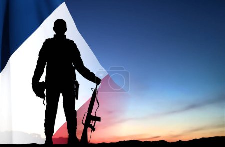 Ilustración de Silueta del soldado francés contra el atardecer y la bandera francesa. Concepto - Fuerzas Armadas. EPS10 vector - Imagen libre de derechos