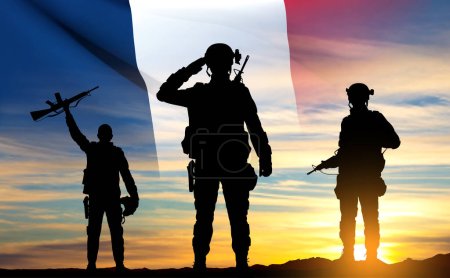 Ilustración de Siluetas de soldados franceses sobre fondo de atardecer y bandera francesa. Concepto - Fuerzas Armadas. EPS10 vector - Imagen libre de derechos