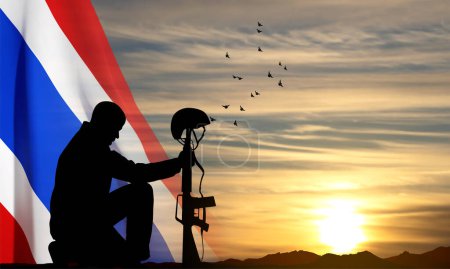 Téléchargez les illustrations : Silhouette d'un soldat avec drapeau thaïlandais contre le coucher du soleil. Concept patriotique. Vecteur EPS10 - en licence libre de droit