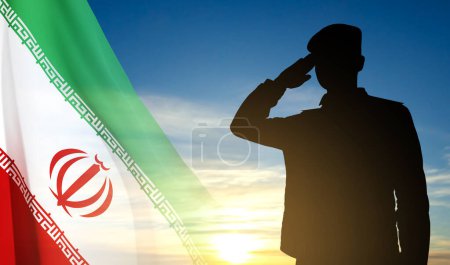 Silhouette d'un soldat avec drapeau iranien contre le coucher du soleil. Vecteur EPS10