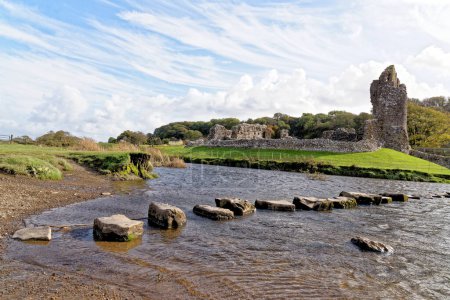 Téléchargez les photos : Ruines du château d'Ogmore à Vale de la rivière Glamorgan. Ogmore by Sea, Glamorgan, Pays de Galles, Royaume-Uni - en image libre de droit