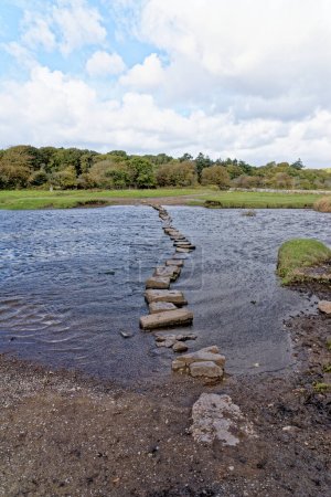 Téléchargez les photos : Vieilles marches pour traverser la rivière Ewenny au château d'Ogmore. Ogmore by Sea, Glamorgan, Pays de Galles, Royaume-Uni - 15 octobre 2022 - en image libre de droit