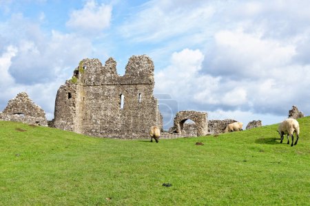 Téléchargez les photos : Ruines du château d'Ogmore à Vale de la rivière Glamorgan. Ogmore by Sea, Glamorgan, Pays de Galles, Royaume-Uni - en image libre de droit