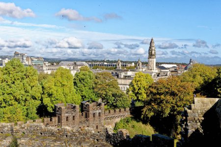 Téléchargez les photos : Vue sur les toits de la ville de Cardiff et les murs du château de Cardiff depuis le sommet du donjon normand. Cardiff, Glamorgan, Pays de Galles, Royaume-Uni - 16 octobre 2022 - en image libre de droit