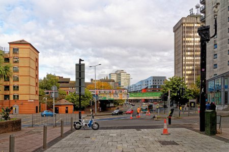 Téléchargez les photos : Cardiff City vue sur la rue par une journée ensoleillée d'automne. Cardiff, Glamorgan, Pays de Galles, Royaume-Uni - 16 octobre 2022 - en image libre de droit