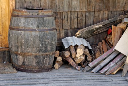 Ancien tonneau vintage et pile de feu de bois - Castro, Chili