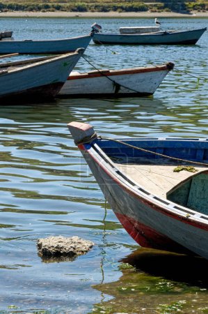 Foto de Barcos de pesca en Golfo de Ancud - Bahía Castro, Isla Chilo en el Distrito de los Lagos de Chile. 16 de febrero de 2014 - Castro, Chile, América del Sur - Imagen libre de derechos