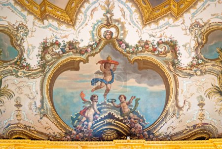 Téléchargez les photos : Partie d'un plafond peint dans le palais Catherine - résidence d'été des tsars russes - Tsarskoïe Selo (Pouchkine), Saint-Pétersbourg, Russie. 24 juin 2011 - en image libre de droit