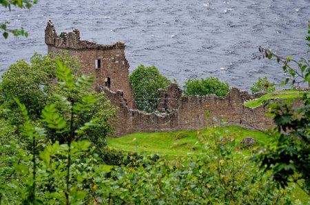 Foto de Scottish tourist attraction - Ruins of Urquhart Castle on the western shore of Loch Ness (site of many Nessie sightings) - Drumnadrochit, Highland, Scotland, United Kingdom - 1st of September 2012 - Imagen libre de derechos