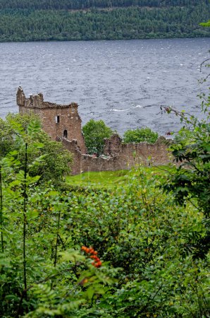 Foto de Scottish tourist attraction - Ruins of Urquhart Castle on the western shore of Loch Ness (site of many Nessie sightings) - Drumnadrochit, Highland, Scotland, United Kingdom - 1st of September 2012 - Imagen libre de derechos