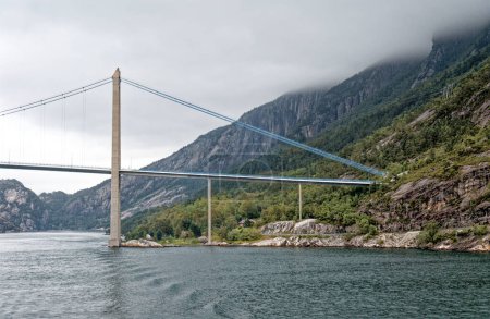 Foto de Puente de la ciudad de Stavanger, un puente de cable a las islas de la ciudad, con el fiordo y las montañas distantes, oeste de Noruega - Imagen libre de derechos