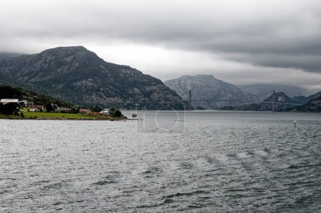 Téléchargez les photos : Pont de la ville de Stavanger, un pont de câble vers les îles de la ville, avec le fjord et les montagnes lointaines, l'ouest de la Norvège - en image libre de droit