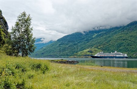 Téléchargez les photos : Destination nord de l'Europe : navire de croisière MS Rotterdam à Flam Norvège. Belle vue sur le paysage norvégien de Flam. 15 juillet 2012 - en image libre de droit