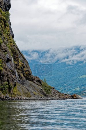 Foto de Destino de viaje al norte de Europa: Vista de Aurlandsfjord al acercarse a Flaam, Noruega. Hermosa vista del fiordo noruego desde un viaje en barco de crucero. 15 de julio de 2012 - Imagen libre de derechos