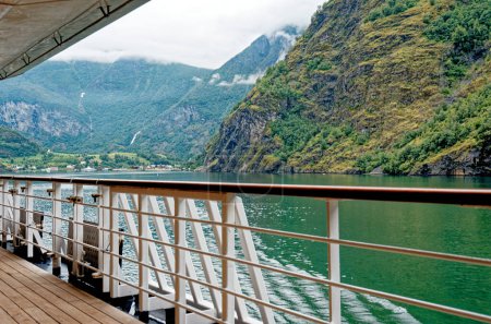 Foto de Destino de viaje al norte de Europa: Vista de Aurlandsfjord al acercarse a Flaam, Noruega. Hermosa vista del fiordo noruego desde un viaje en barco de crucero. 15 de julio de 2012 - Imagen libre de derechos