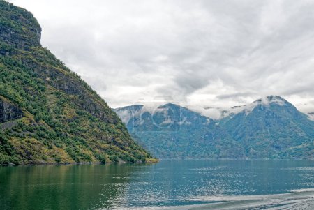 Téléchargez les photos : Destination nord de l'Europe : Vue sur Aurlandsfjord à l'approche de Flaam, Norvège. Belle vue sur le fjord norvégien depuis un bateau de croisière. 15 juillet 2012 - en image libre de droit