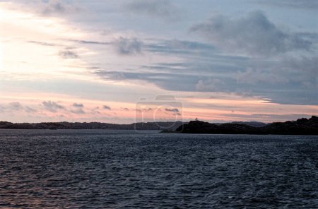 Foto de Puesta de sol sobre Aurlandsfjord en aproximación a Flam, Noruega. Destino de viaje Norte de Europa - Imagen libre de derechos