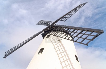 Téléchargez les photos : Moulin à vent Lytham St Annes. Lytham Windmill est situé sur Lytham Green dans la ville côtière de Lytham St Annes, Lancashire, Angleterre. Royaume-Uni - 24 février 2023 - en image libre de droit