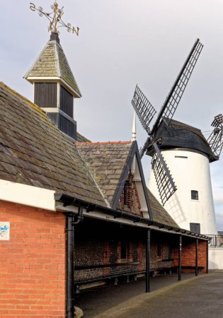 Téléchargez les photos : Moulin à vent Lytham St Annes. Lytham Windmill est situé sur Lytham Green dans la ville côtière de Lytham St Annes, Lancashire, Angleterre. Royaume-Uni - 24 février 2023 - en image libre de droit