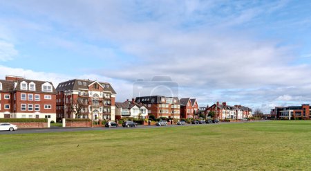 Téléchargez les photos : Immeubles le long de la promenade Lytham, Lytham St Annes, Fylde Coast, Lancashire Royaume-Uni - 24 février 2023 - en image libre de droit