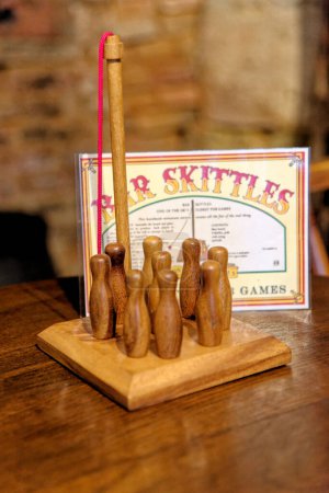 Téléchargez les photos : Jeu de skittles pub anglais traditionnel - jeu de pub vintage - en image libre de droit