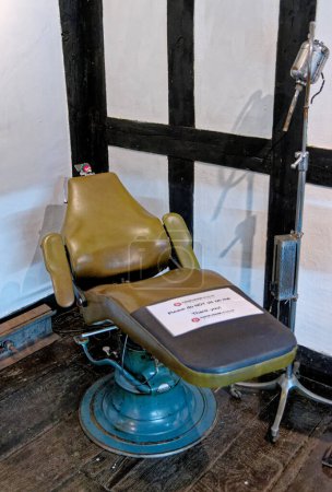 Téléchargez les photos : Une vieille chaise de dentiste et les équipements associés au Tudor House Museum Worcester, Worcestershire, Angleterre, Royaume-Uni 28 janvier 2023 - en image libre de droit