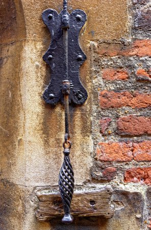 Foto de Mango de timbre de puerta de metal antiguo vintage en Hampton Court Palace - Surrey, Londres, Inglaterra, Reino Unido. 22 de abril de 2023 - Imagen libre de derechos