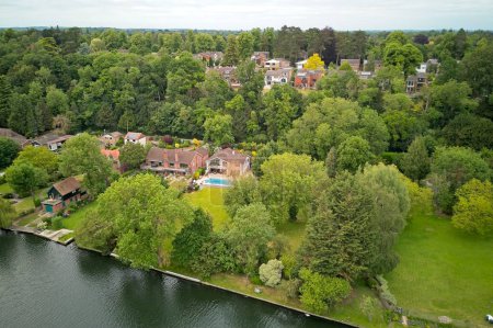 Téléchargez les photos : Vue aérienne sur la Tamise montrant Caversham et la campagne environnante de Reading, Berkshire - Royaume-Uni - 6 juin 2023 - en image libre de droit