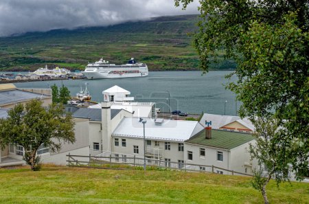 Foto de Destino Islandia: MSC Lirica Crucero en Akureyri, Islandia. 20 de julio de 2012 - Imagen libre de derechos