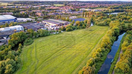 Foto de Vista aérea del paisaje inglés cerca de Theale, Reading - West Berkshire Reino Unido. 15 de junio de 2023 - Imagen libre de derechos