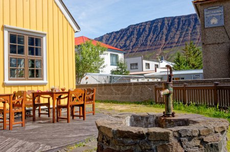 Téléchargez les photos : Maison dans la ville d'Isafjordur dans les Westfjords de l'Islande. Isafjordur, Fjord Isafjordur, Islande - 21 juillet 2012 - en image libre de droit