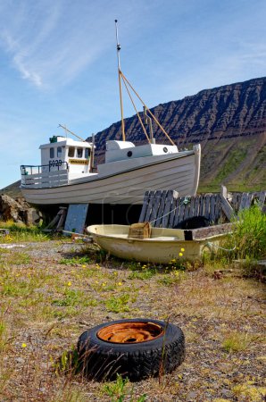 Téléchargez les photos : Un vieux bateau de pêche rouillé à Isafjordur dans les Westfjords d'Islande. Isafjordur, Fjord Isafjordur, Islande - 21 juillet 2012 - en image libre de droit