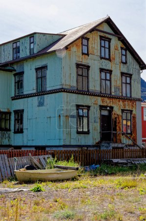 Téléchargez les photos : Maison dans la ville d'Isafjordur dans les Westfjords de l'Islande. Isafjordur, Fjord Isafjordur, Islande - 21 juillet 2012 - en image libre de droit