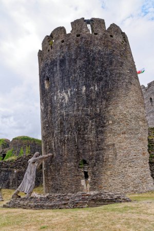 Téléchargez les photos : 4ème marquis de Bute tenant la tour sud-est penchée au château de Caerphilly - une fortification partiellement ruinée, datant du 13ème siècle. Caerphilly Mid-Glamorgan Galles du Sud, Royaume-Uni - 25 juin 2023 - en image libre de droit