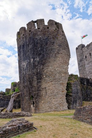 Téléchargez les photos : 4ème marquis de Bute tenant la tour sud-est penchée au château de Caerphilly - une fortification partiellement ruinée, datant du 13ème siècle. Caerphilly Mid-Glamorgan Galles du Sud, Royaume-Uni - 25 juin 2023 - en image libre de droit