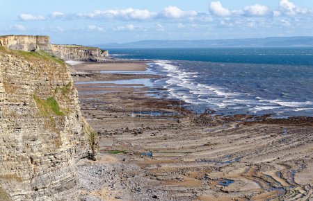 Téléchargez les photos : Dunraven Bay et la plage, une plage très populaire à Southerndown sur la côte du patrimoine de Glamorgan, Galles du Sud, Royaume-Uni. 25 juillet 2023 - en image libre de droit