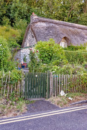 Téléchargez les photos : Toit de chaume sur un chalet de chaume à Dunraven, Southerndown, Glamorgan Heritage Coast, Vale of Glamorgan, Galles du Sud, Royaume-Uni. 25 juillet 2023 - en image libre de droit