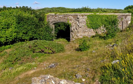 Téléchargez les photos : Restes de Dunraven Castle, Southerndown, Glamorgan Heritage Coast, Vale of Glamorgan, South Wales, Royaume-Uni. 25 juillet 2023 - en image libre de droit