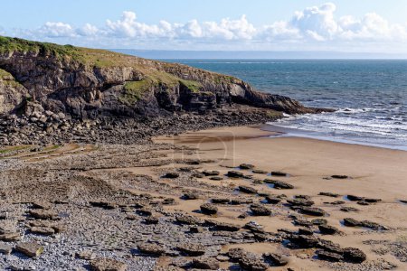 Téléchargez les photos : Dunraven Bay et la plage, une plage très populaire à Southerndown sur la côte du patrimoine de Glamorgan, Galles du Sud, Royaume-Uni. 25 juillet 2023 - en image libre de droit