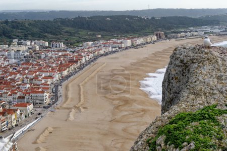 Stadt Nazare, Portugal - Blick unter die Klippen. Blick von oben auf Nazare Stadt und Sandstrand. Die größten Wellen der Welt sind in Nazare, Bezirk Leiria, Portugal