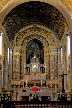 Foto de Dentro de la Iglesia de Nuestra Señora de Nazare, construida en 1377 con el fin de albergar la imagen sagrada de Nuestra Señora de Nazaret. Santuario de Nuestra Señora de Nazaret Nazare, Distrito de Leiria, Portugal - 29.11.2014 - Imagen libre de derechos