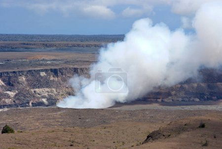 Fumar Kilauea Summit Lago de lava en el Parque Nacional Volcanes de Hawai, Patrimonio de la Humanidad por la UNESCO, Isla Grande, Hawái, EE.UU. 11.04.2010